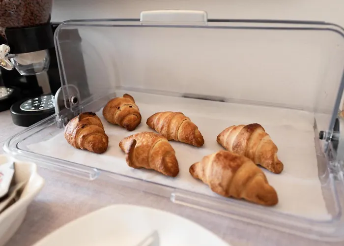 White Con Parcheggio Privato Couette-café