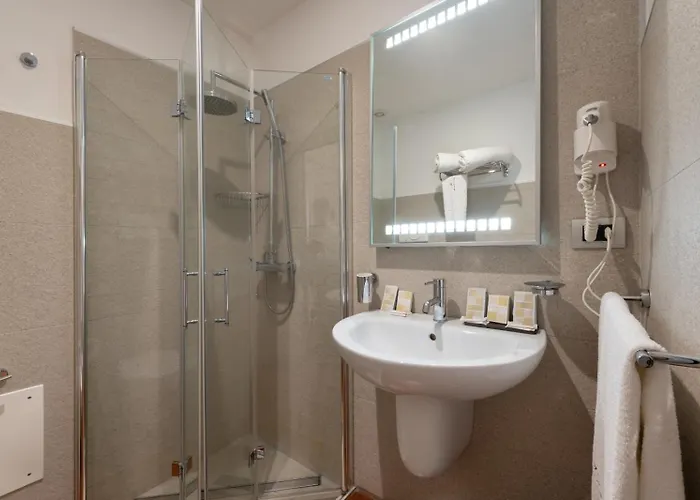 White Con Parcheggio Privato Couette-café 4*