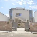 White Con Parcheggio Privato Frühstückspension