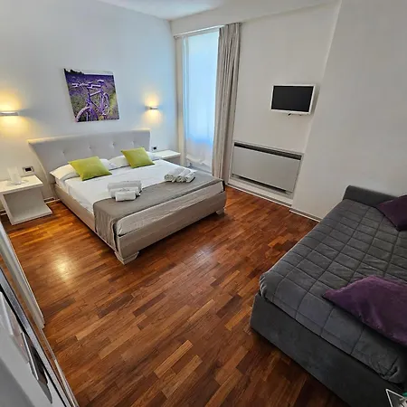 White Con Parcheggio Privato Panzió