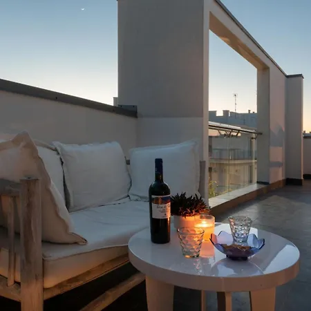 White Con Parcheggio Privato Panzió 4*