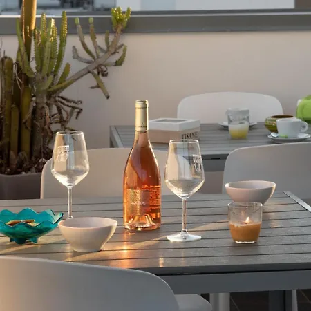 White Con Parcheggio Privato Panzió 4*