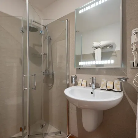 White Con Parcheggio Privato Couette-café *