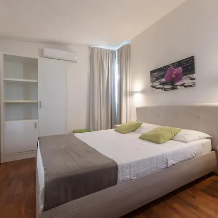 White Con Parcheggio Privato 4*