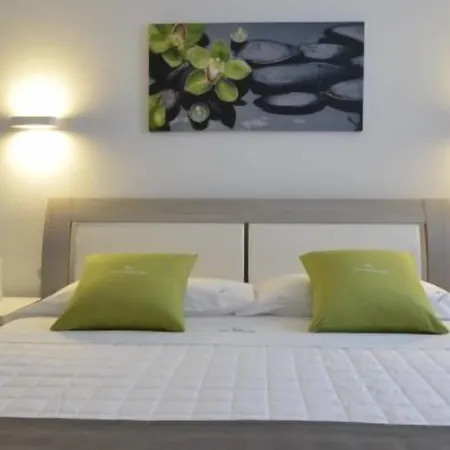 White Con Parcheggio Privato Panzió