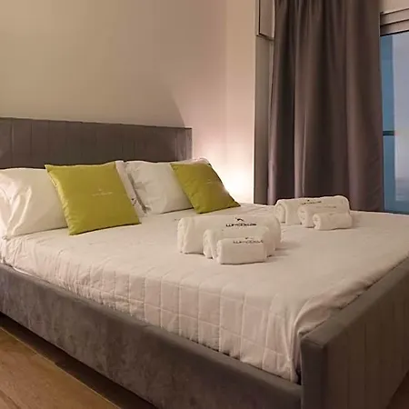 White Con Parcheggio Privato 4*