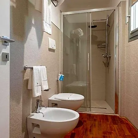 White Con Parcheggio Privato Panzió